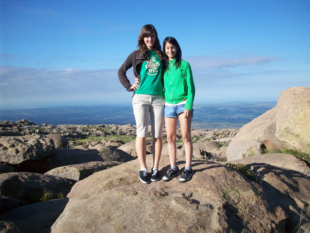 Austauschschülerin mit Gastschwester vor Landschaft in Argentinien